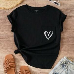 Camiseta con Estampado de Corazón y Parche de Bolsillo